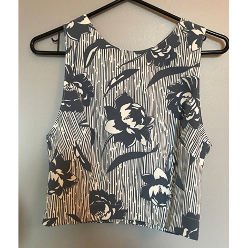 Astr Women's Blue and White Floral Crop Top